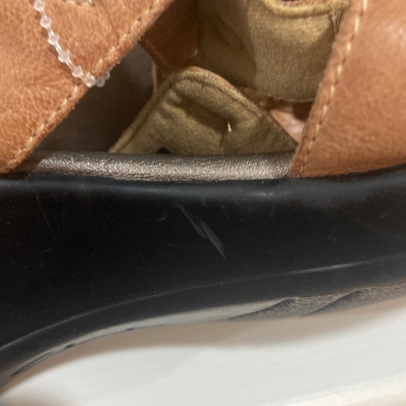 CLARKS Bendables Leather Wedge Sandals tan color Women's Sz 10M adorable flower - Picture 11 of 16